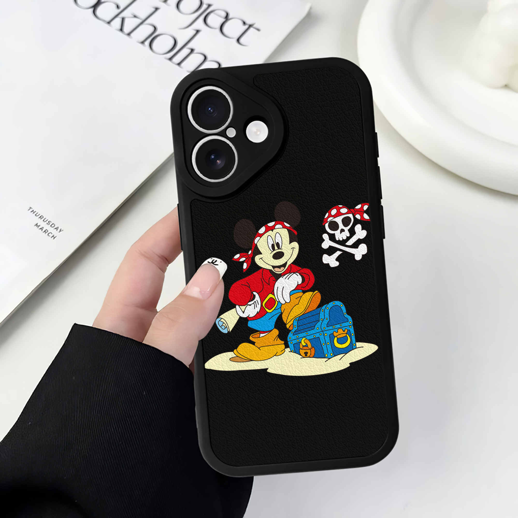 （画像用） ミッキーマウス Mickey Mouse 【iPhone 16シリーズ対応】シリコンスマホケース（レザー調） 材質：シリコン